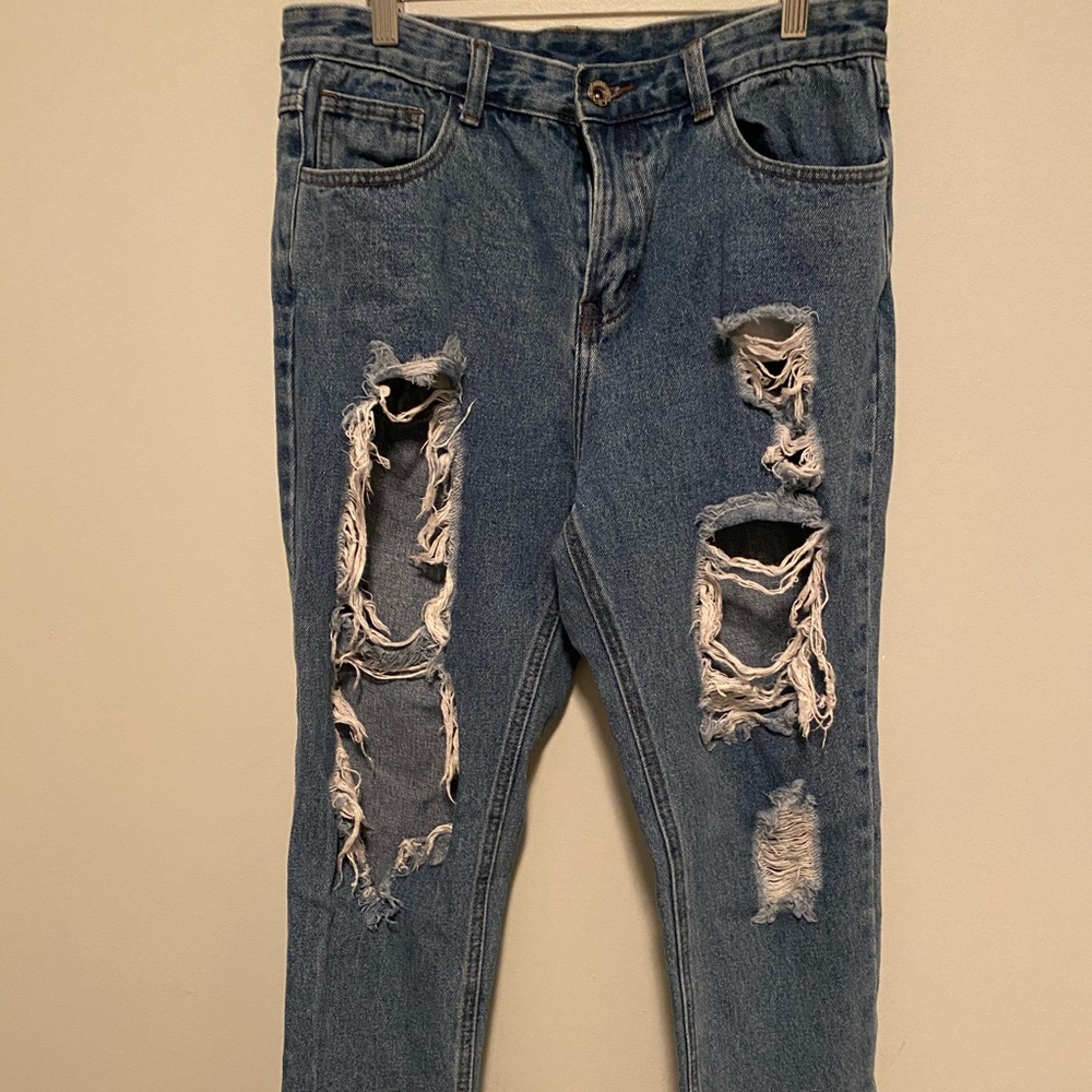 Boyfriend jeans with frayed legs and ripped